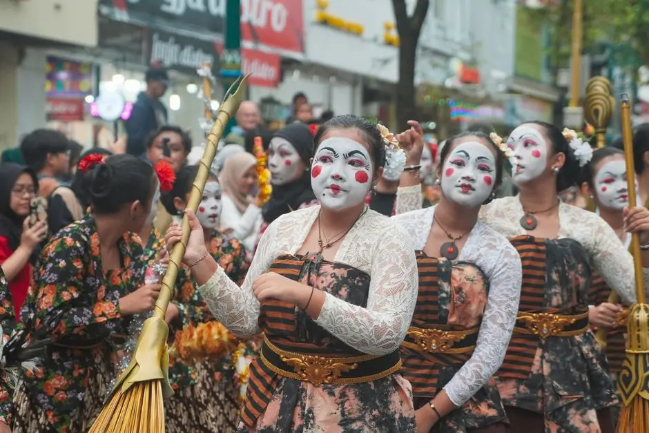 Suasana event jalan sehat di Pulauseram dengan peserta dari berbagai usia