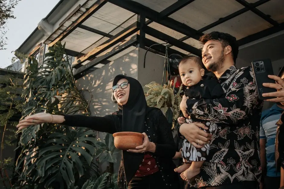 Suasana tamu berkumpul dalam event sederhana di halaman rumah